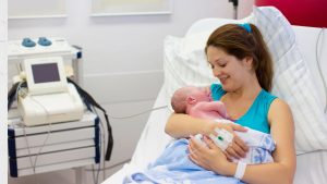 Mama mit neugeborenem Baby im Krankenhaus