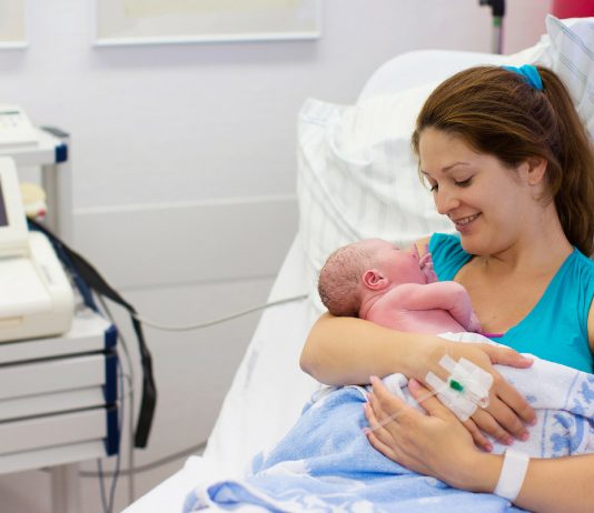 Mama mit neugeborenem Baby im Krankenhaus