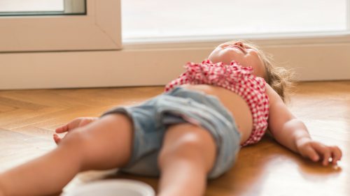 Autoaggression beim Kind: Kleinkind auf dem Boden