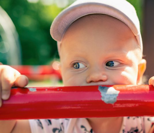 Kleinkind auf dem Spielplatz