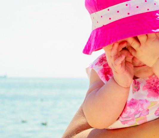 Kleinkind in der Hitze am Strand