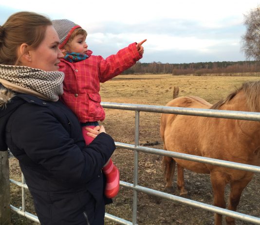 Mama macht mit ihrer Tochter einen Ausflug