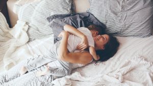 Kuschelzeit: Mama kuschelt mit Kind im Bett