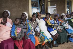 Kenianische Frauen warten auf ihre Tetanus-Impfung