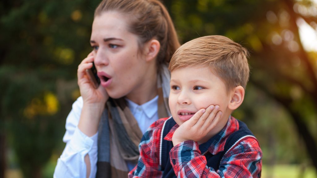 Mama hängt am Handy: Wieviel Smartphone ist eigentlich okay?