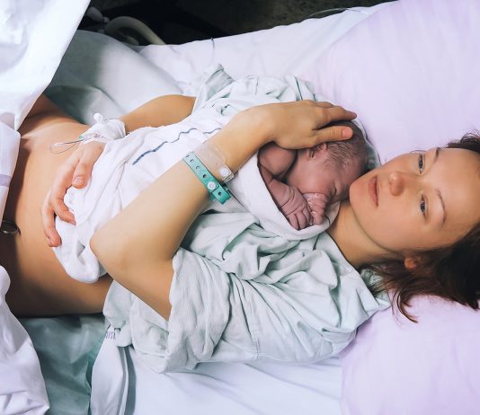 Kristeller Handgriff Erfahrungen: Frau erschöpft nach traumatischer Entbindung
