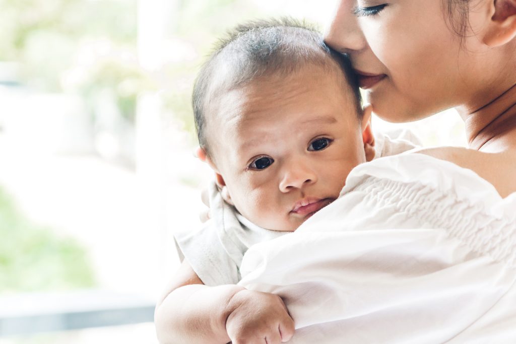 Darum beruhigt sich dein Baby sofort, wenn du es herumträgst