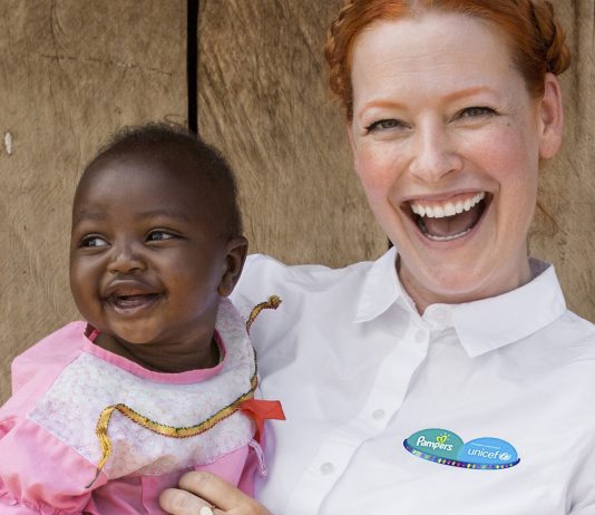 Enie van de Meiklokjes als Aktionsbotschafterin für Pampers und UNICEF in Kenia