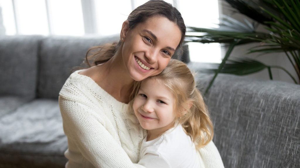 Studie: Mamas von Mädchen sind hübscher – und das soll der Grund sein.
