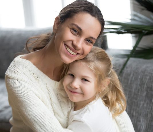 Mama mit Mädchen bzw. Tochter im Arm