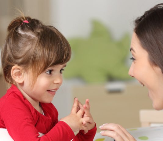 Mama und Tochter reden und lachen zusammen