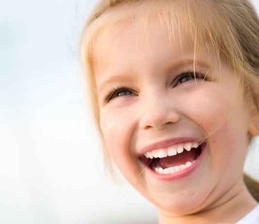 Lachendes Mädchen - die Persönlichkeit unserer Kinder liegt in den Genen verankert