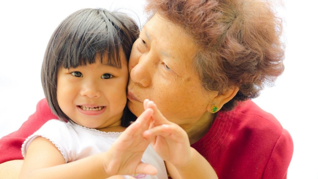 „Gib der Oma einen Kuss!“ – Warum du dein Kind nie zu Zärtlichkeiten zwingen solltest