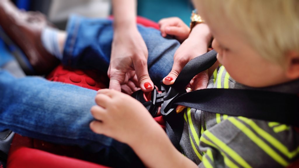 Laut Studie ist jedes zweite Kind im Auto falsch angeschnallt! So geht´s richtig: