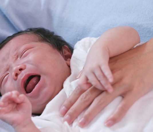 Pseudokrupp-Anfall reagieren: Neugeborenes Baby schreit und weint