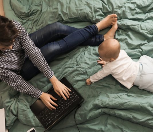 Mama arbeitet von zu Hause aus