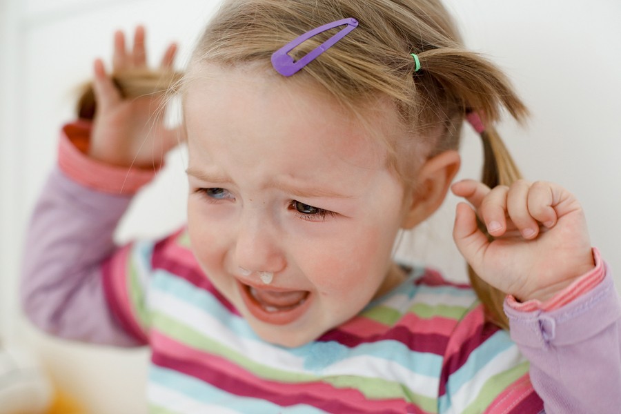 Wütende Kinder: Mädchen weint