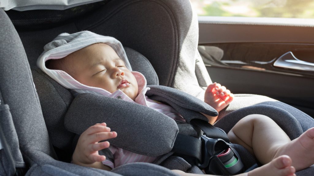 Schlafen in der Babyschale? Das kann gefährlich werden!