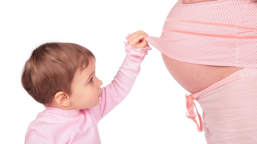 Studie: Warum du nach einer Geburt warten solltest, bis du am Geschwisterchen bastelst
