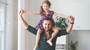 Kinder sind bei Vätern oft wilder: Papa trägt seine Tochter auf den Schultern