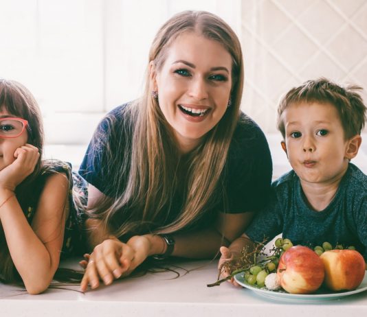 Mama mit ihren beiden Kindern