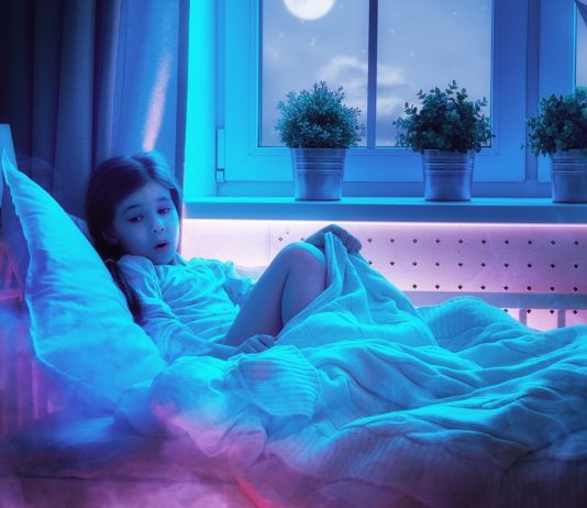 Kind Angst im Dunkeln was tun: Mädchen ängstlich im Bett