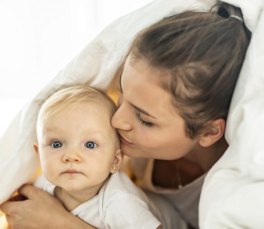 Stillen und Schmusen: Eine Mutter mit ihrem Baby