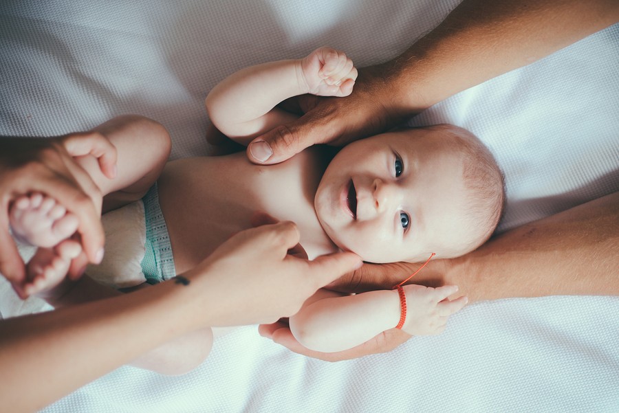 Hände greifen nach Baby