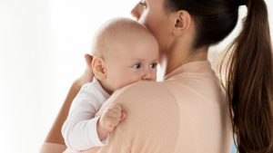 Auf Mamas Arm beruhigen sich Babys meistens recht schnell