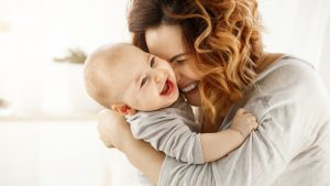 Mutter kuschelt mit ihrem Sohn