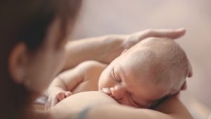 stillen - Eine Mutter stillt ihr Baby nach der Geburt