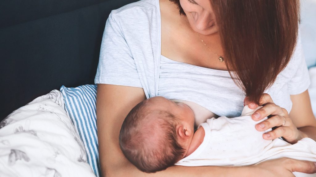 Von der Mama erwischt: Tagesmutter stillt heimlich eines ihrer Kinder