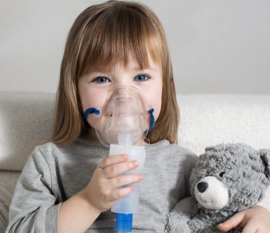 Angst Inhalieren Tipps: Mädchen mit Inhalator