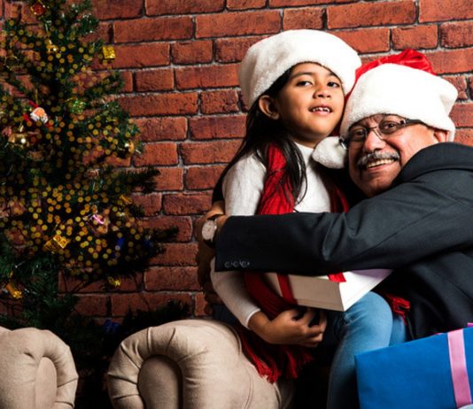 Kinder zur Umarmung zwingen: Opa und Tochter an Weihnachten