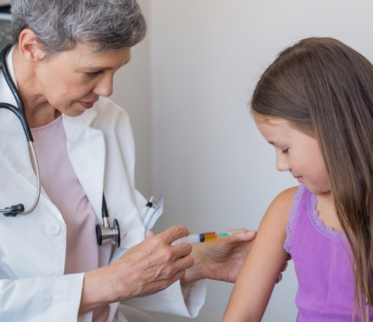 Für welche Kinder empfiehlt die STIKO eine Grippeschutzimpfung? Mädchen wird geimpft.