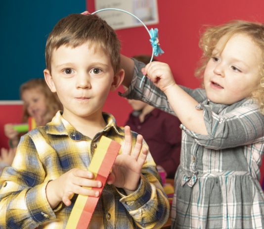 Kinder spielen