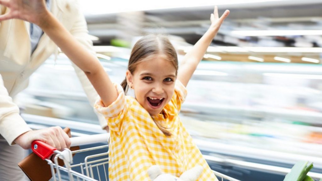 Rückenschonender Life-Hack: So wird Einkaufen mit Kind ganz leicht