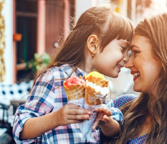 Mutter und Tochter essen Eis