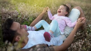 Papa und Tochter toben: Kinder sind bei Vätern oft wilder