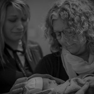 Mutter und Oma mit Sternenkind Lilly - sie haben sich Sternenkindfotos als Erinnerung gewünscht