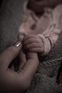 Sternenkindfotos: Mutter haelt die Hand ihres Babys