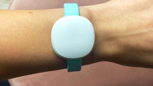 Zyklustracker: Ava Armband am Handgelenk