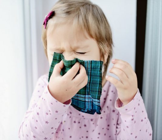 Kindern Naseputzen beibringen: Mädchen schnaubt aus