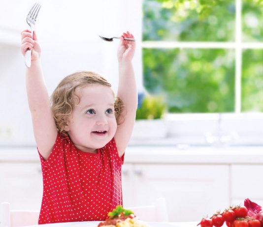 Kind freut sich auf das Essen