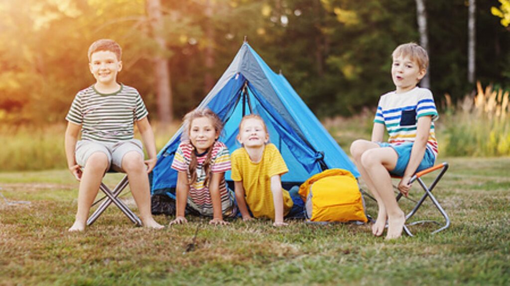 Camping mit Kindern: 7 familienfreundliche Plätze, Packliste & Tipps