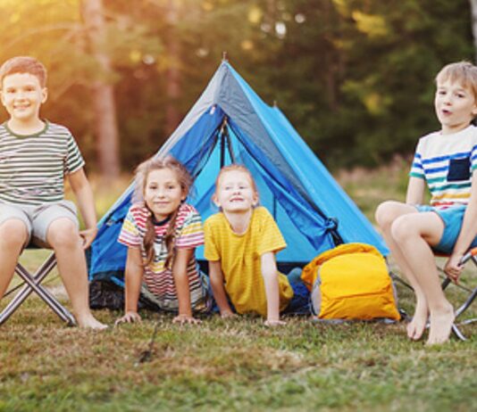Camping mit Kindern ist eine tolle Alternative zur teuren Urlaubsreise.