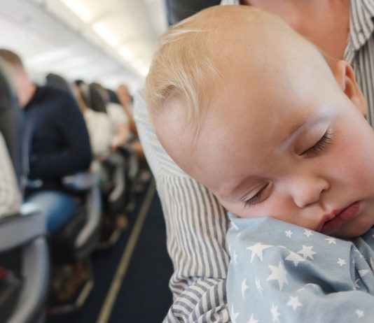 Fliegen mit Baby: Kind schläft im Flugzeug