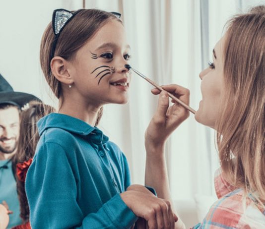 Frau beim Schminken ihrer Tochter für Fasching, nach einer einfachen Anleitung