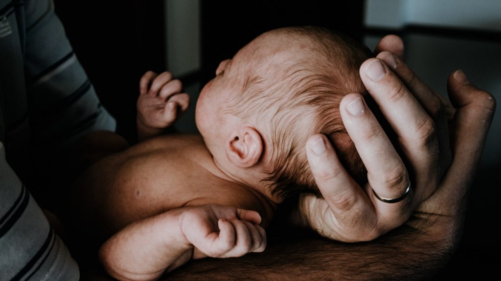 „Hallo, ich bin’s, dein Papa!“ Die erste Begegnung von Vätern mit ihrem Baby