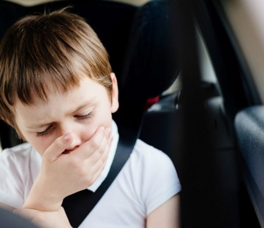 Junge ist im Auto übel